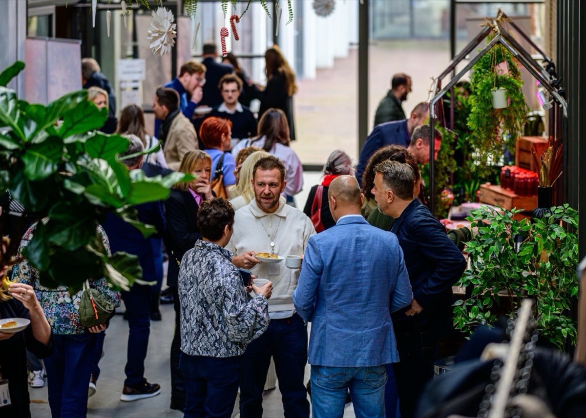 Gasten borrelen tussen de planten in de gang van Studio op T